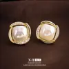 Brincos de pérola stud geométricos com cravação micro de temperamento elegante Brincos de design francês de luxo leve com senso de moda Joias de ouvido requintadas estilo pequeno Chanel