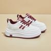 Primavera de 2025 Novos Sapatos Plataforma para Estudantes, Sapatos Femininos Simples e Modernos, Brancos, Tênis de Skate Vintage e Casuais para Corrida