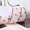 Suéter pequeno com estampa de coração em um lado, borda preta e laço feito à mão, material para artesanato, caixa de presente e fita para embalagem.