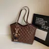 Bolsa de mão com padrão de losangos para mulheres, nova coleção primavera 2026, design xadrez bordado, grande capacidade, bolsa transversal e de ombro, bolsa tote para o trabalho