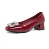 Zapatos de Salón Individuales de Nuevo Estilo 2026 para Mujer, Puntera Cuadrada Francesa con Hebilla de Pedrería, Zapatos de Tacón Grueso de Charol con Escote Bajo, Tacones Altos Elegantes para Combinar con Faldas