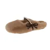 Versátiles y ligeras, zapatillas de algodón para exteriores de invierno con perlas, nuevo diseño de suela blanda 2026, zapatos tipo frijol peludos para mujer, estilo elegante y casual de felpa
