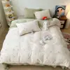 Estilo novo de 2026, moderno e aconchegante, espessado e forrado com fleece, estampa de desenho animado de inverno, conjunto de quatro peças, adequado para uso doméstico, suave para a pele