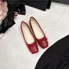 Sapatilhas de Ballet Patchwork com Laço para Aumentar a Altura em 5cm para Mulheres, Novo Estilo 2026, Sapatos Mary Jane Planos com Bico Quadrado Inspirados na Chanel