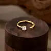 Anel de Prata de Lei S925 com Zircônia Micro-Incravada para Mulheres, Estilo Minimalista de Nicho, Original e Versátil, Anel Aberto com Zircônia Única de Quatro Garras