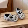 Sapatos Pequenos de Couro Estilo Francês 2026 Primavera/Outono Nova Versão Coreana Para Meninas Bico Baixo Sapatos de Princesa com Lantejoulas Mocassins de Solado Macio Tendência