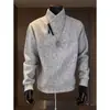 Sudadera de cuello en V a rayas cruzadas estilo retro americano para hombre, camiseta de manga larga para otoño e invierno, prenda interior