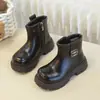 Botas para meninas 2026 outono e inverno novo estilo, botas Martin forradas com fleece, forradas com fleece, antiderrapantes, algodão grosso, estilosas, versáteis, botinhas de couro para crianças