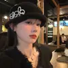 Boina Preta para Mulheres 2026 Novo Outono e Inverno Estilo Francês Hepburn Chapéu de Expats Chapéu de Pescador de Lã
