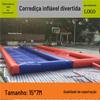 Atividades esportivas ao ar livre realizadas em negócios, cerca de bola inflável yo-wave, pista de passagem de carro de choque, cerca
