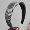 Diadema de pata de gallo Retro francés Esponja gruesa Cuadros blanco y negro Diadema Celebridad cibernética Esponja Ala ancha Tarjeta para el cabello