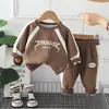Conjunto de Duas Peças Estilo Inglês para Meninos e Meninas Bebês Primavera e Outono Conjunto de Moletom Infantil 2026 Primavera e Outono Novo Modelo Estiloso para Bebês