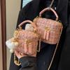 Bolsa Acolchoada de Veludo para Mulheres, Versátil no Outono e Inverno, Nova Moda 2025 Design de Nicho Bolsa Transversal com Corrente, Bolsa Quadrada Pequena de Mão