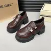 Sapatos de Salto Baixo Retro Femininos Sola Grossa Novos Mocassins 2026 Outono Novo Aumentador de Altura Estilo Britânico Sapatos Pequenos de Couro Femininos