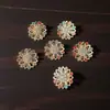 Broche de Flor Pequena Vazada com Strass Colorido, Acessório de Peito Floral da Nova Moda, Acessório de Roupa