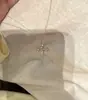 Novo colar de cruz totalmente cravejado de diamantes para mulheres, corrente para clavícula com um toque vintage e sofisticado, design de nicho, simples e moderno, versátil para usar em camadas