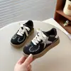 Zapatillas de entrenamiento alemanas de primavera para niños, nuevo modelo 2026, zapatillas de moda para niñas, versión coreana de zapatillas blancas con lentejuelas de estrella, zapatillas deportivas de moda