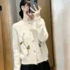 Camiseta básica de punto suave y acogedora de estilo casual para mujer, nuevo top bordado de otoño e invierno, combinado con un cárdigan corto y cálido.