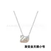 A Versão de Luxo do Colar Cisne Swarovski Apresenta Cristais Element Swarovski com um Gradiente Dinâmico em Azul, Vermelho, Preto e Branco, e uma Corrente de Clavícula de Cisne