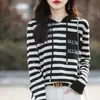 Nova Coleção Primavera/Verão 2026 Moletom Jacquard Listrado com Letras e Capuz Solto Casual Redutor de Idade Todo em Algodão Tricô Manga Longa Feminino