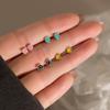 Pendientes pequeños de verano con forma de gota de plata S925 con hilo giratorio de color esmaltado, sencillos y redondos, con expresión de cara sonriente M00135