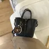 Bolso de mano de cubo estilo nuevo para invierno 2025, bolso cesta elegante de gran capacidad, bolso de hombro cruzado retro personalizado