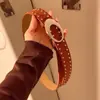 Cinto Studded de Camurça Retro Americano para Mulheres, Estiloso Cinto de Couro Marrom com um Design Único, Versátil para Jeans