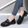 Zapatos de cuero casuales versátiles para mujer, moda popular otoño 2026, zapatos de charol de un solo color, mocasines estilo británico de suela suave
