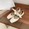 Nova coleção feminina 2026: sapatilhas rasas de couro, bico quadrado, estilo francês requintado, com um lindo detalhe de laço, sapatos Mary Jane baixos
