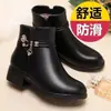 Sapatos Mom de Couro Macio com Forro de Lã Outono e Inverno 2025, Sapatos de Algodão Quentes Antiderrapantes, Botas Curtas Confortáveis e Leves, Botas de Moda para Meia-Idade e Idosos