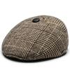 Boina sencilla casual de otoño e invierno para personas de mediana edad y ancianos, protección para los oídos para exteriores, cálida para el frío, color sólido, gorra de visera hacia adelante en stock