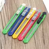 Cuchillo de Papelería para Estudiante Cuchillo Hecho a Mano para Cortar Papel Ultra Filoso Portátil de Plástico de Colores Cuchillo de Manualidades para Oficina Herramienta de Desempaquetado Cuchillo