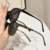 Óculos de Sol Redondos Estilo Europeu e Americano com Proteção UV, Decoração de Rebite Tartaruga, Protetor Solar para Dirigir, Óculos de Sol com Proteção Solar para Mulheres, Sensação de Alto Padrão