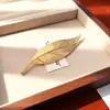Broche de Metal Cruz Minimalista Folha Feminino Folha Lisa Banhada a Ouro Banhada a Prata Broche Anti-exposição Acessórios de Vestuário Atacado