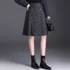 Elegante saia xadrez para mulheres, novo modelo outono 2026, cintura alta, saia evasê que afina a silhueta, saia midi moderna e jovial