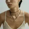 Nuevo Collar Minimalista de Gota de Agua Fría en Cuerda de Cuero Negro Metalizado para Mujer Diseño de Nicho Simple y Exquisito Cadena de Suéter de Alta Gama