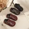 Zapatos de cuero tallado para niñas, colección otoño 2026, zapatos Mary Jane de tacón bajo estilo princesa, suela suave, zapatos de vestir de moda para niños, adecuados para niños pequeños y niños pequeños