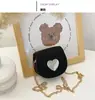 Bolsa mini PU con patrón de lichi al por mayor para niños con linda decoración de corazón, bolso cruzado de cadena para niñas, monedero con tapa abatible