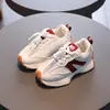 Zapatillas blancas transpirables de primavera y otoño para niños, con suela suave, zapatillas deportivas antideslizantes para niños, zapatos de vestir de moda para niñas y zapatos para caminar modernos para bebés