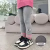 Leggings de otoño e invierno para niñas, pantalones de bebé elegantes, ropa infantil de moda, estilo coreano, forrados de felpa, engrosados, con diseños de letras y dibujos animados