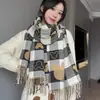 Nuevo bufanda de cachemira a cuadros de Mickey para otoño e invierno 2023 moda femenina versátil gruesa cálida chal de dos caras moda