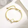 Pulseira de Trevo de Quatro Folhas Estilo Europeu e Americano Nova para Meninas, Pulseira de Aço Titânio que Não Desbota, Joia de Mão Versátil e Personalizada para Celebridades da Internet