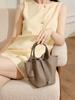 Bolso Cesta de Cuero Genuino para Mujer con Hebilla Plateada 2026 Nuevo Bolso de Mano de Moda Bolso Cubo con Patrón de Lichi Bolso de Dama