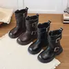 Botas de Cuero de Moda para Niños 2026 Otoño Nuevo Estilo Botas de Motocicleta con Hebilla Negra Estilo Coreano Versátiles Botas de Media Caña para Niñas