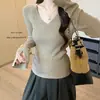 Camiseta básica de punto con cuello en V y manga acampanada, top de manga larga para mujer para principios de otoño e invierno, suéter acanalado de alta gama con escote bajo