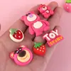 Urso de Desenho Animado Morango Acessórios de Resina DIY para Tamancos, Ímãs de Geladeira, Adesivos para Capa de Celular, Presilhas de Cabelo e Enfeites de Cabelo