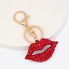 Labios rojos grandes sexy metal diamante llavero adornos para coche hermoso exquisito estilo de lujo ligero adornos para bolsa al por mayor