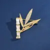 Banho de Ouro Real Zircônia Incrustada Opala Design de Alfinete de Bambu Corsage de Folha Acessórios de Broche Anti-Exposição para Banquete