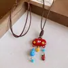 Un collar con colgante de manzana de cachorro lindo y juguetón, perfecto para el verano, diseñado para mujeres, con una cadena larga y trenzada adecuada para suéteres y sudaderas.