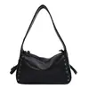 Colección nueva 2025: Bolsas de axila de moda y minimalistas para el verano, con un diseño elegante y sofisticado con detalles de remaches y una forma acolchada, perfectas para un look cool y chic